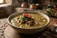Chairo puneño preparado con chuño, carne, papas, habas y hierbabuena