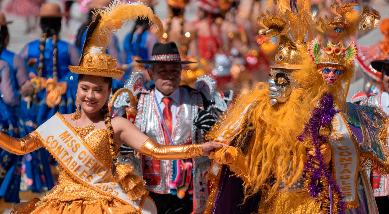 Calles de Puno se vistieron de belleza y color en festival de danzas universitario