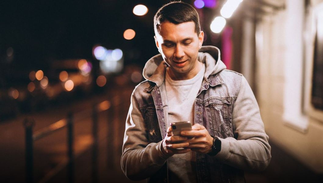¿Cuáles son las medidas de seguridad que debo tener si me conecto a una red de WiFi pública?