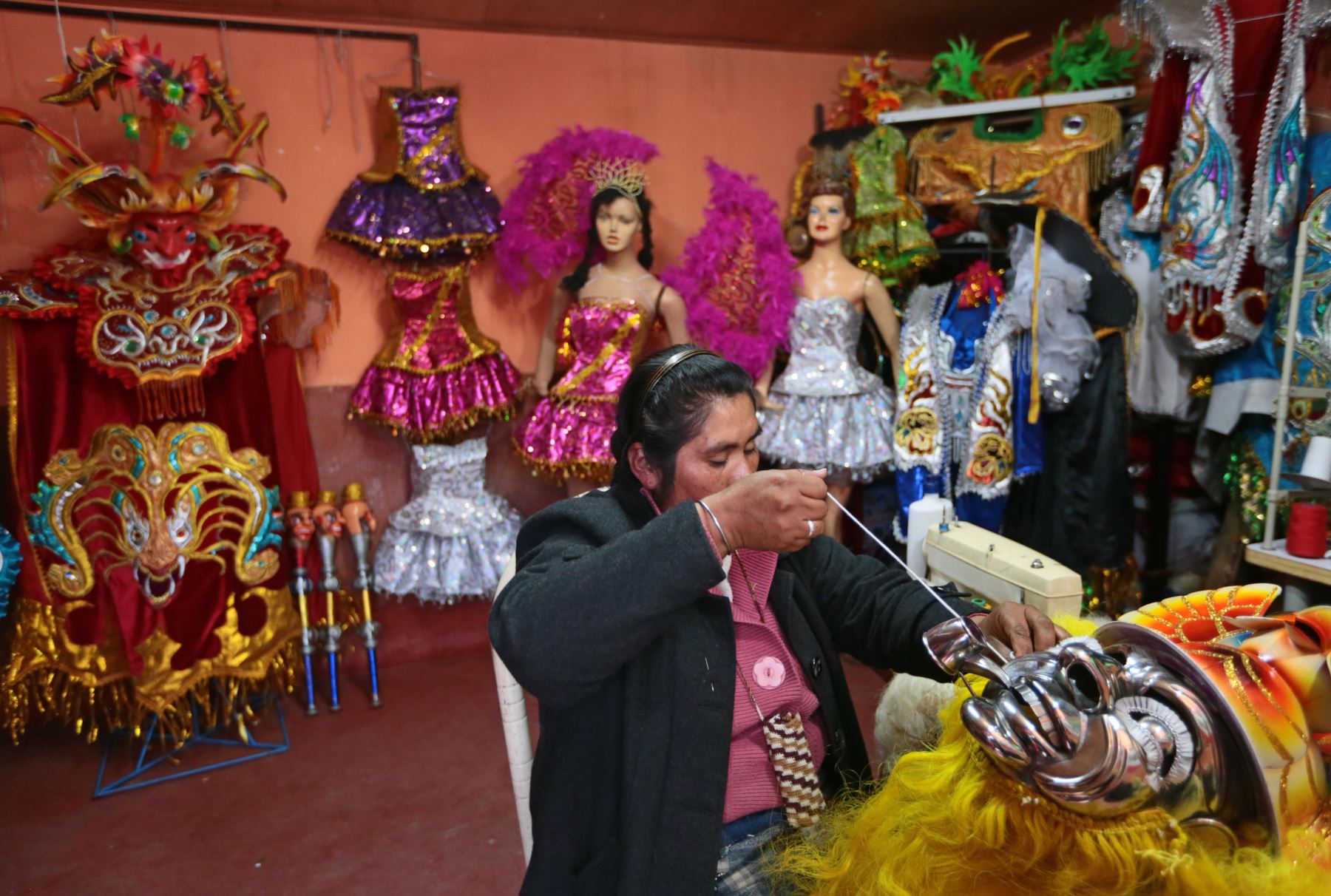 Puno: Artistas bordadores, mascareros y Fabricantes de trajes típicos ya están trabajando de cara a la Festividad de la...
