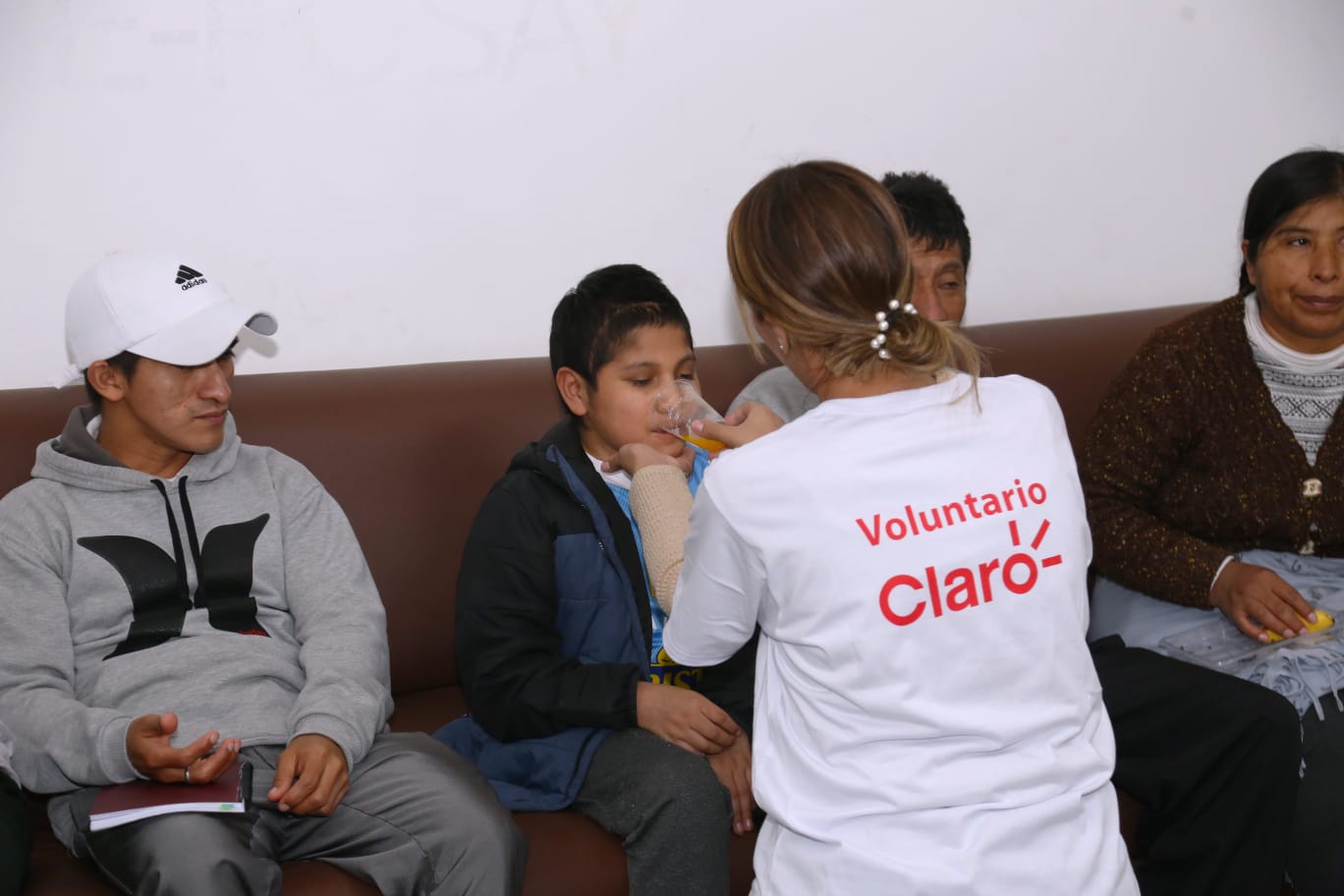 Red de Voluntarios Claro ayudó a más de 2000 personas en el país durante el 2023
