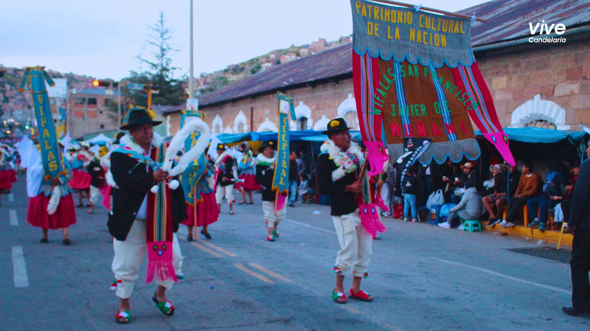 Wifalas de Muñani Dominan el Escenario en el Concurso de Danzas de la Candelaria 2024