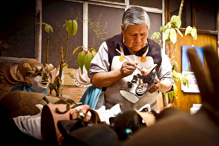 Artista puneño insta a preparar a jóvenes para cubrir demanda de máscaras en festividad Virgen de la Candelaria 2024