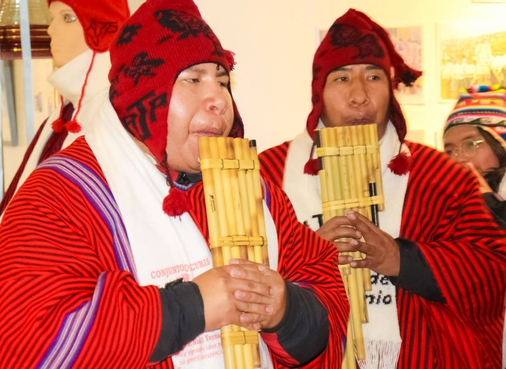 Presentan I Exposición Pictórica y Fotográfica de la “Asociación Juvenil Puno Sicuris 27 de Junio”