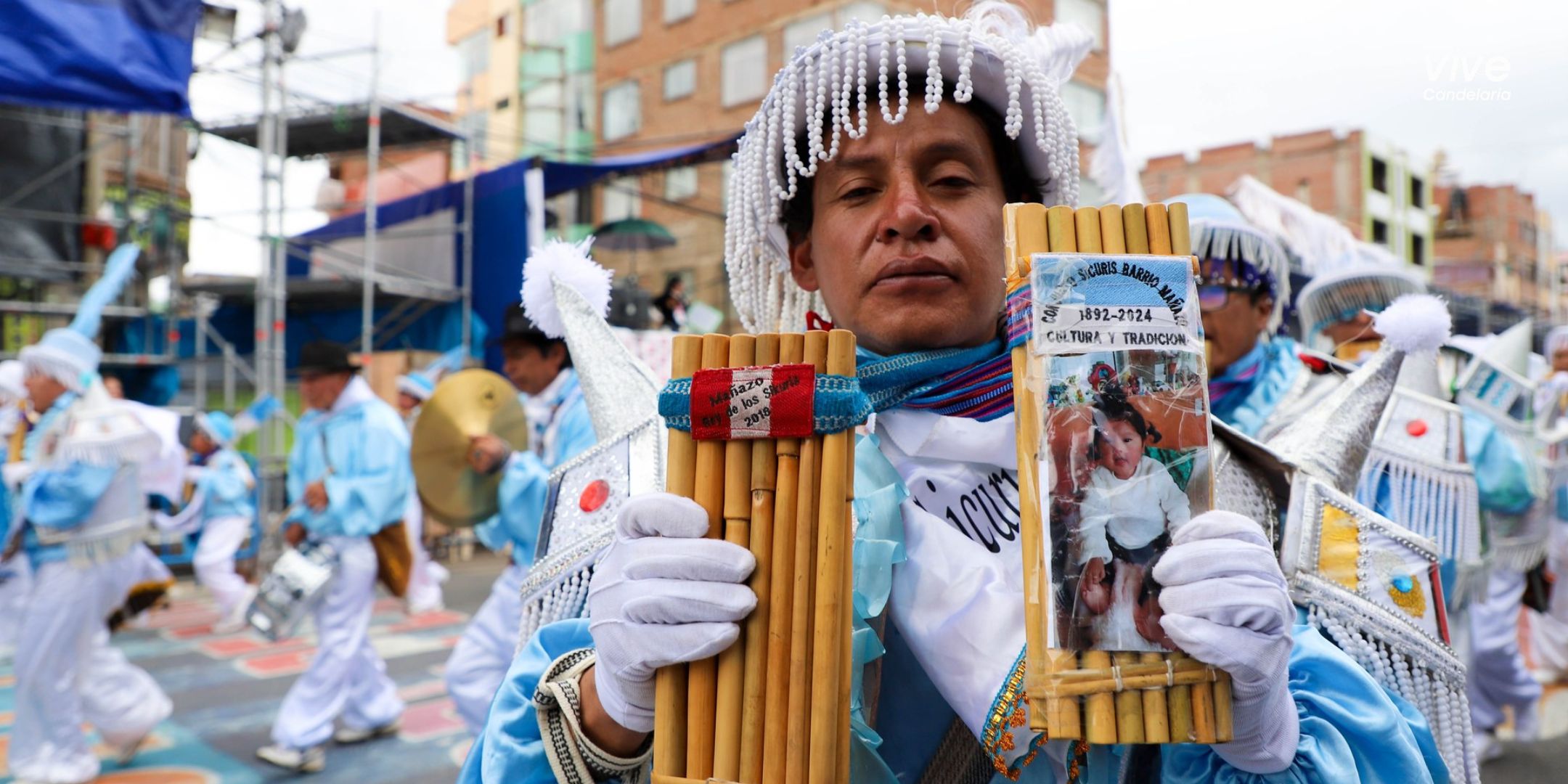 Un padre devoto danza con fe y tradición en la festividad de la Virgen de la Candelaria