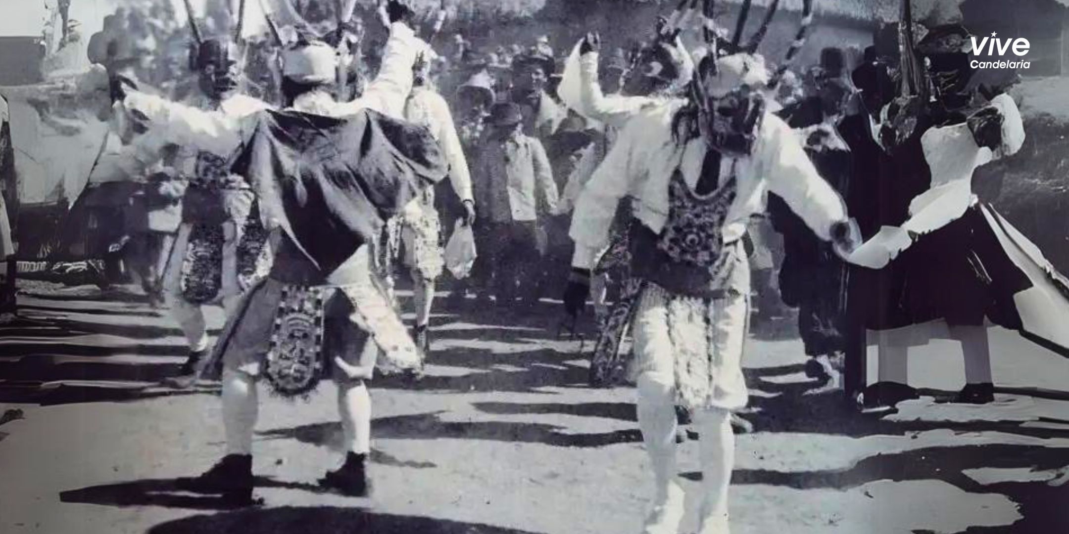 Grupo de bailarines de la diablada punena en Bolivia