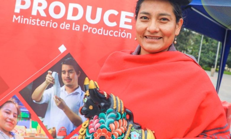 En la Expo 2024, el Gobernador de Puno muestra respeto y devoción a la Virgen de la Candelaria, patrona de la región, en una emotiva escena capturada en esta fotografía.
