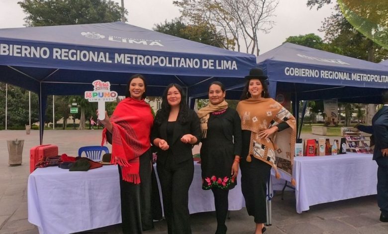 Esta fotografía muestra un evento de la feria de Puno 2024 que tuvo lugar en el Parque de Exposición de Lima. Se puede apreciar la diversidad cultural y los productos artesanales de la región de Puno en un ambiente festivo y colorido. La feria promueve el intercambio cultural y comercial entre diferentes regiones del país.