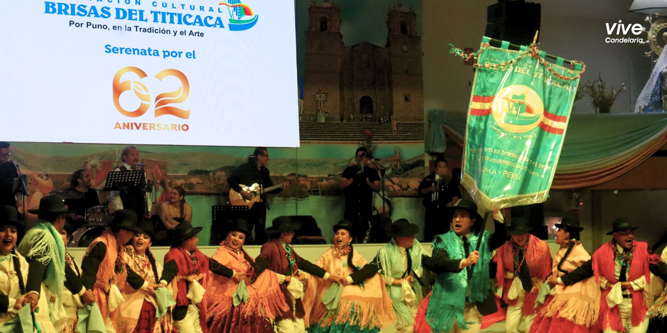 Celebración del 356° aniversario de Puno y los 62 años de la Asociación Brisas del Titicaca con danzas y música tradicional.