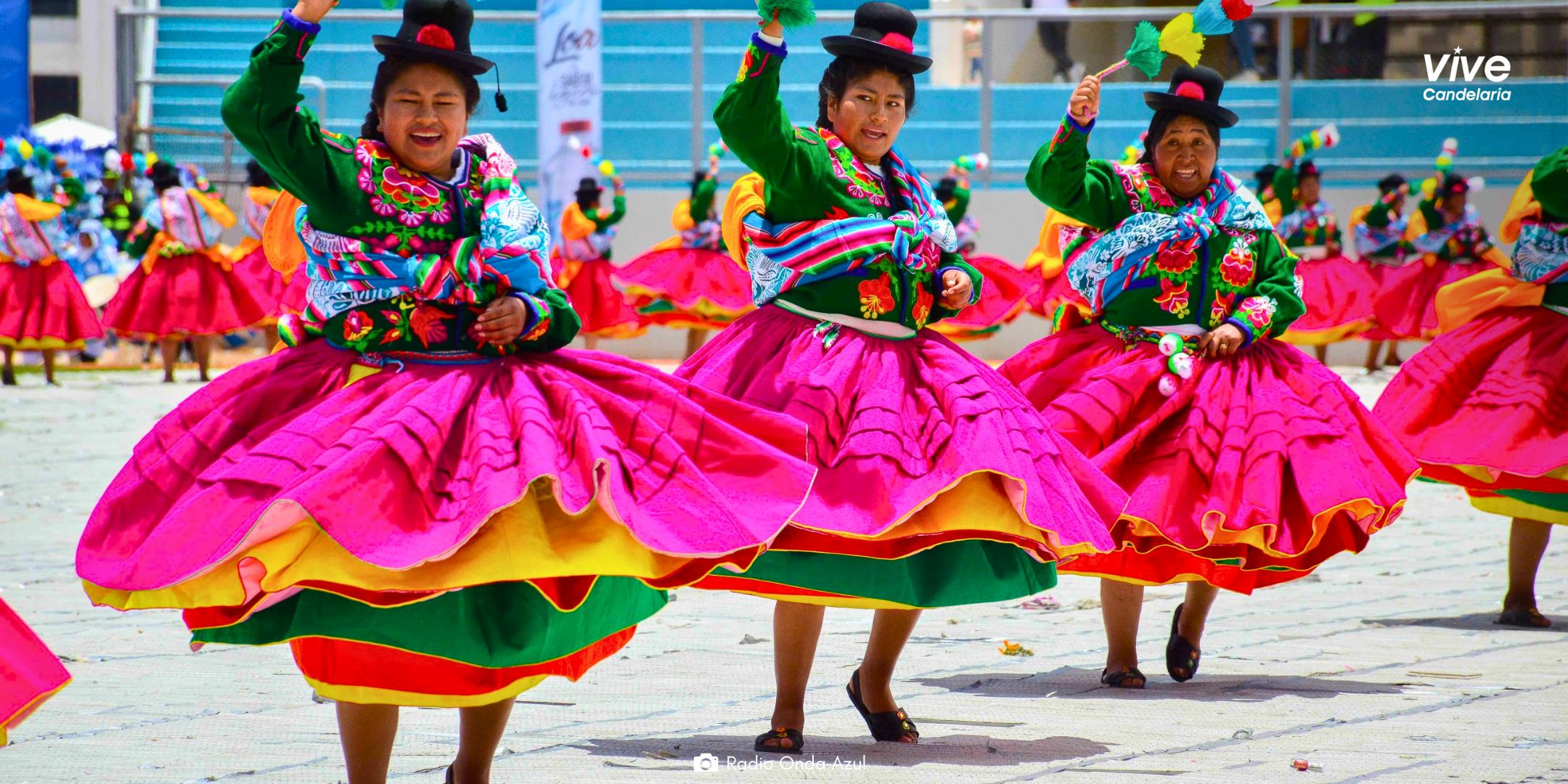 Concurso de danzas en el estadio de la UNA Puno para la Festividad Virgen de la Candelaria 2025.