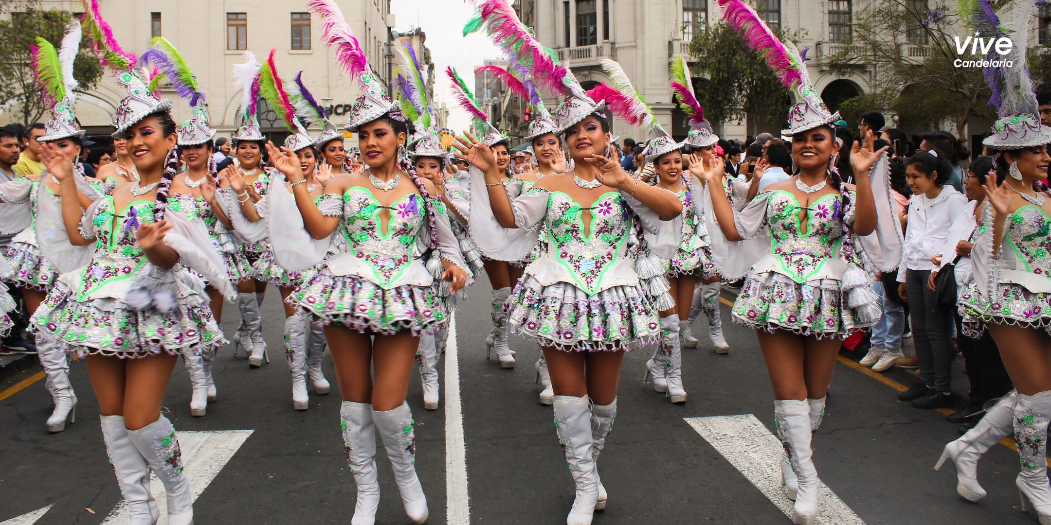 Gran Pasacalle en Lima con danzas de morenada, caporales y diablada.