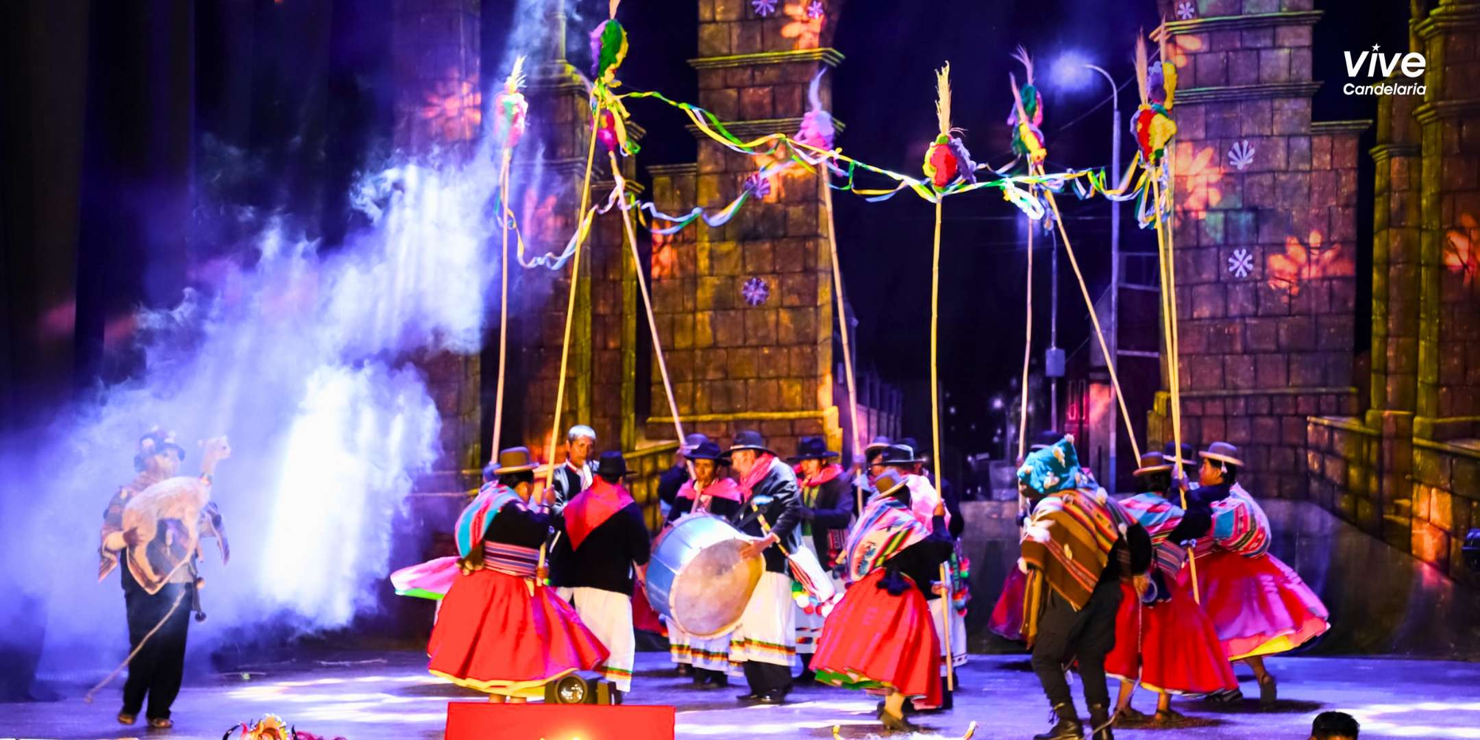 Danzantes con trajes típicos en la Festividad de la Virgen de la Candelaria en Puno 2025.