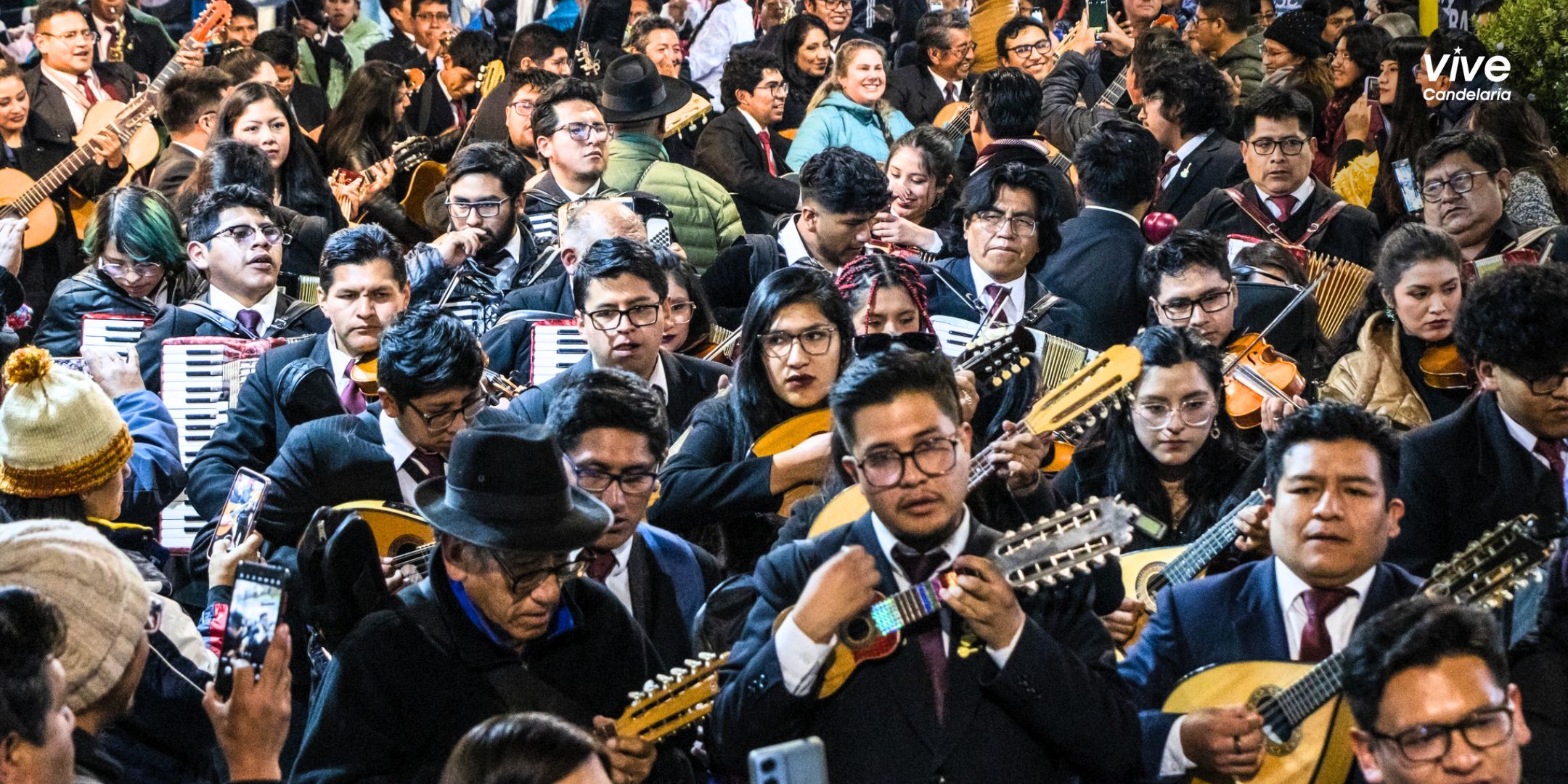 Estudiantina Pandillera Armonías del Lago interpretando música pandillera.