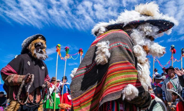 Espectacular escenificación de la danza ancestral de los Chuqilas en el Cerro San Bartolomé, Chucuito 2025