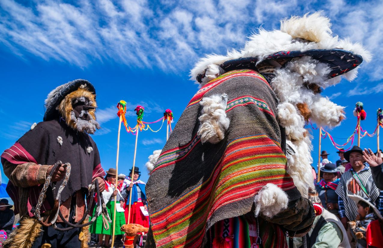 Espectacular escenificación de la danza ancestral de los Chuqilas en el Cerro San Bartolomé, Chucuito 2025